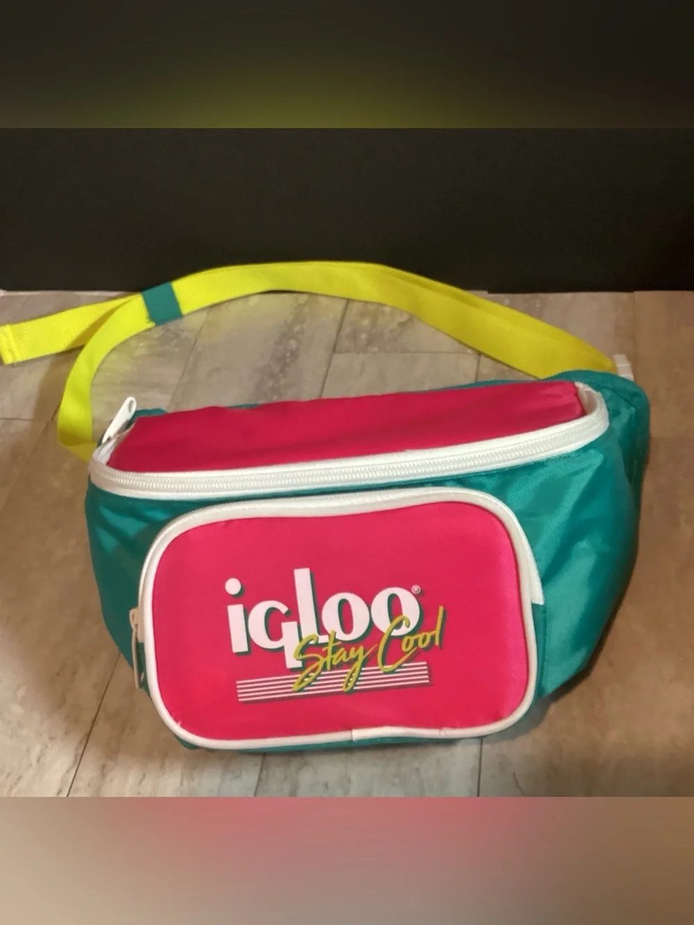 Igloo Retro Fanny Pack Cooler - Picture 1 of 8